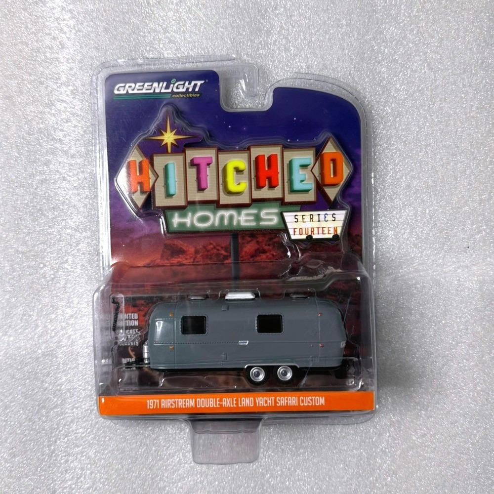 Greenlight Hitched Homes 1971 Airstream Land Yacht Safari Custom 1:64 Diecast